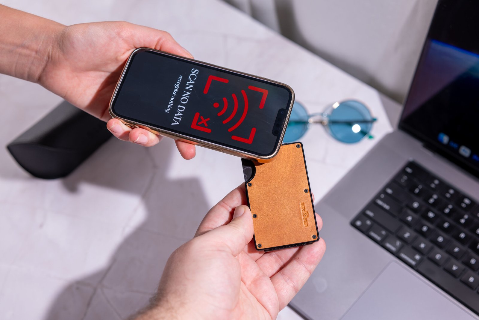 kortelių laikiklis su RFID technologija